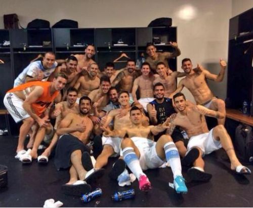  更衣室团结如一人，团队精神铸就钢铁之师