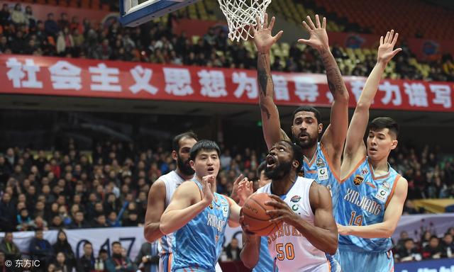  CBA焦点战上演精彩攻防对决