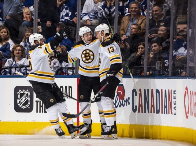  季后赛激战正酣，强队对决火花四射