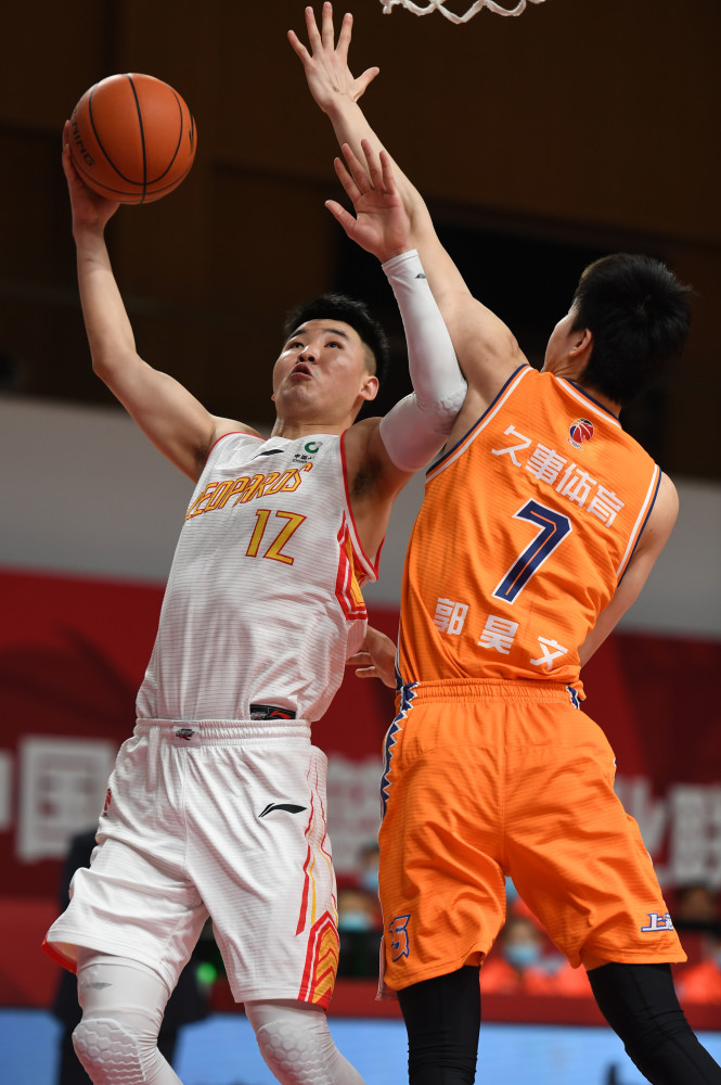  上海久事双外援合璧击败深圳马可波罗