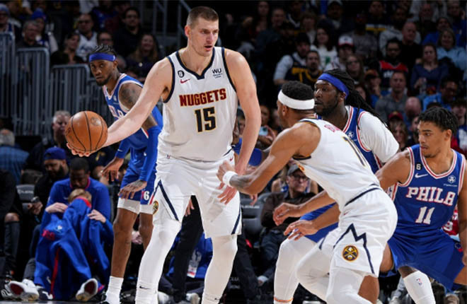  约基奇三双助掘金主场力克爵士